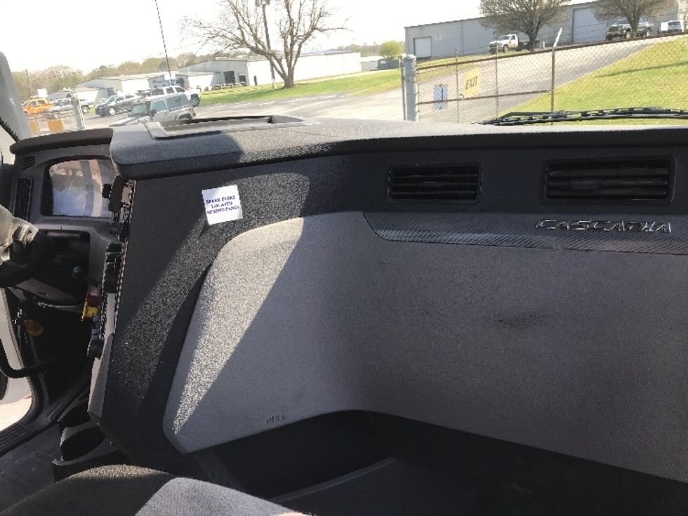 Day Cab Tractor-Heavy Duty Tractors-Freightliner-2020-T12664ST-Decatur-AL-390,104\n\t\tmiles-$ 44,250 - Image 13