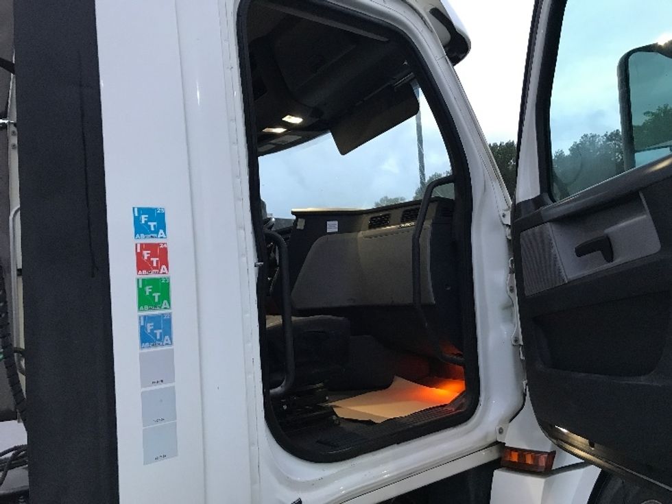 Day Cab Tractor-Heavy Duty Tractors-Freightliner-2020-T12664ST-Delta-BC-1,020,999\n\t\tkm-$ 35,250 - Image 12