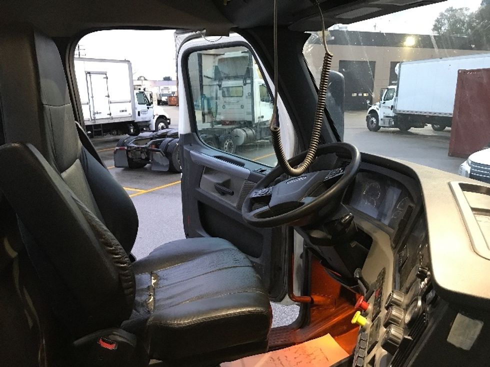 Day Cab Tractor-Heavy Duty Tractors-Freightliner-2020-T12664ST-Delta-BC-1,020,999\n\t\tkm-$ 35,250 - Image 14