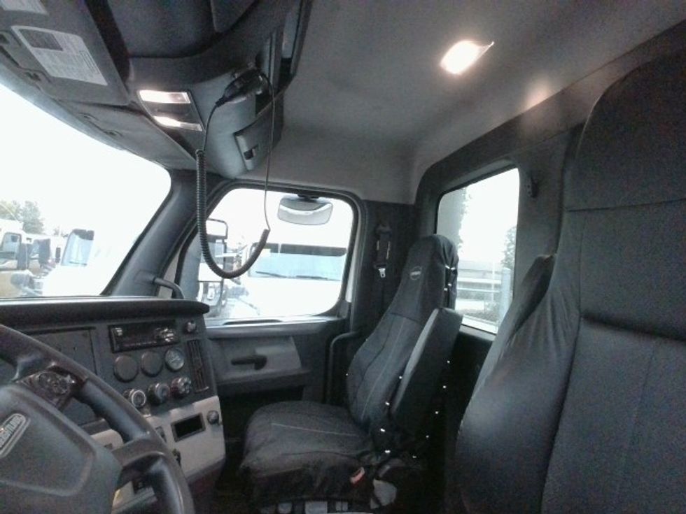Day Cab Tractor-Heavy Duty Tractors-Freightliner-2020-T12664ST-Delta-BC-1,020,999\n\t\tkm-$ 35,250 - Image 17