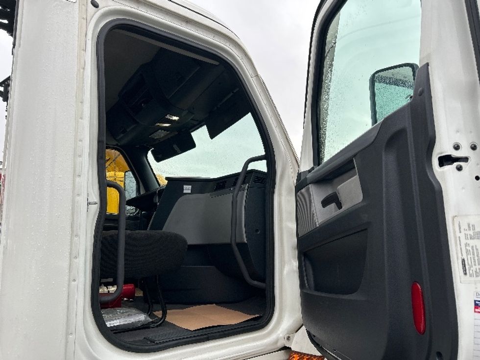 Day Cab Tractor-Heavy Duty Tractors-Freightliner-2020-T12664ST-Delta-BC-315,337\n\t\tkm-$ 71,750 - Image 12