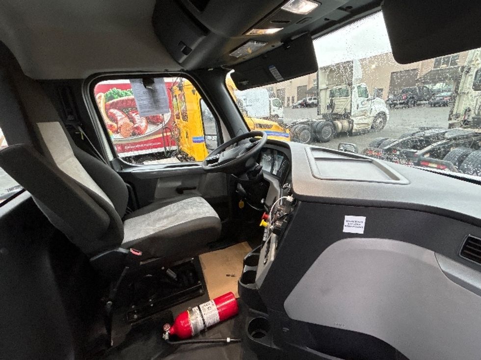 Day Cab Tractor-Heavy Duty Tractors-Freightliner-2020-T12664ST-Delta-BC-315,337\n\t\tkm-$ 71,750 - Image 14