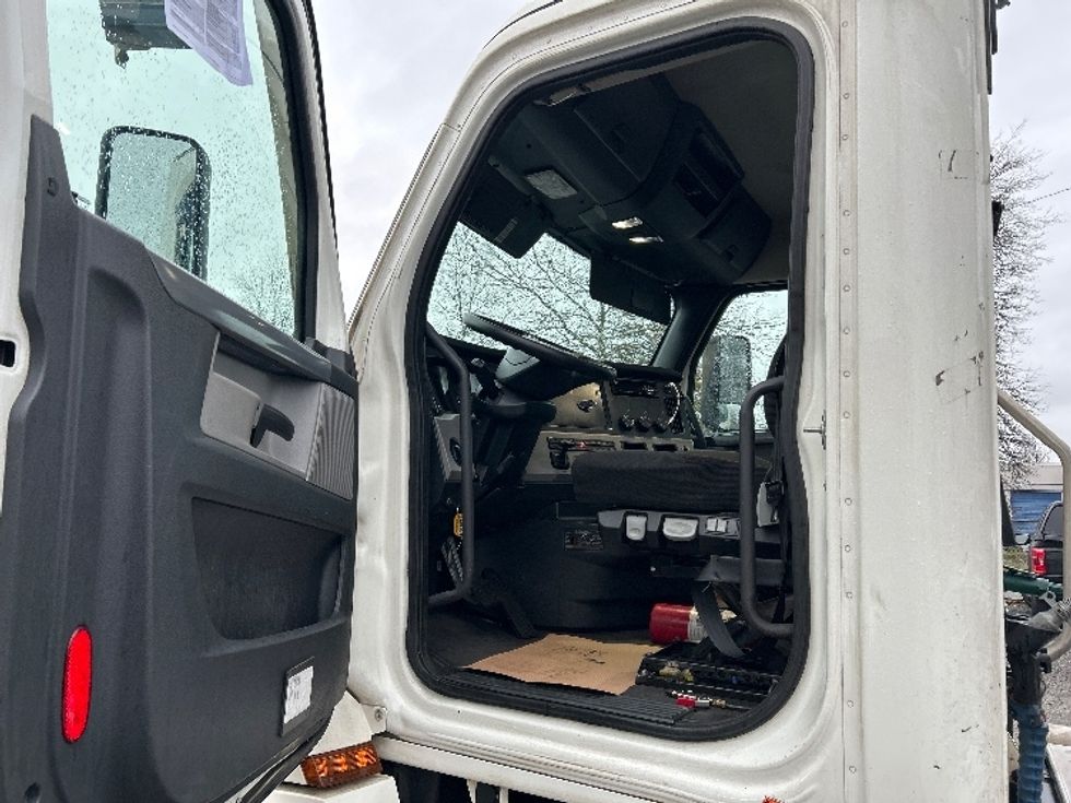 Day Cab Tractor-Heavy Duty Tractors-Freightliner-2020-T12664ST-Delta-BC-315,337\n\t\tkm-$ 71,750 - Image 9