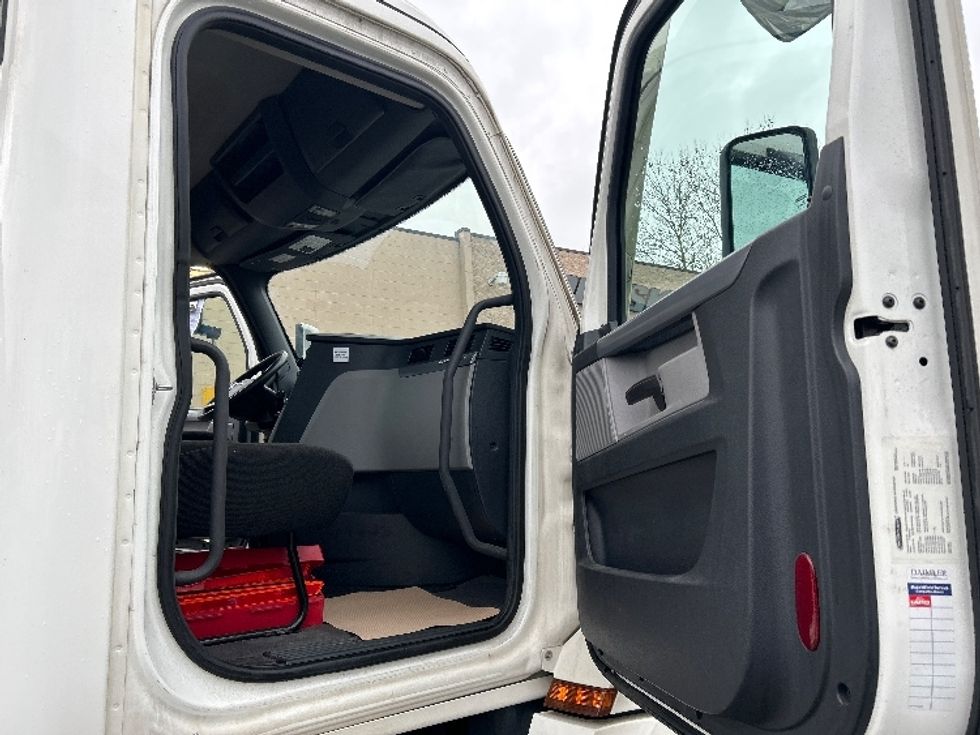 Day Cab Tractor-Heavy Duty Tractors-Freightliner-2020-T12664ST-Delta-BC-342,350\n\t\tkm-$ 70,500 - Image 12