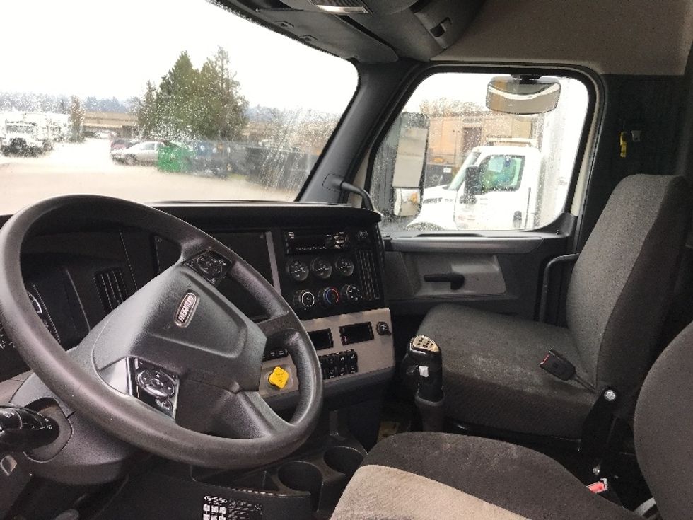 Day Cab Tractor-Heavy Duty Tractors-Freightliner-2020-T12664ST-Delta-BC-351,823\n\t\tkm-$ 72,250 - Image 10