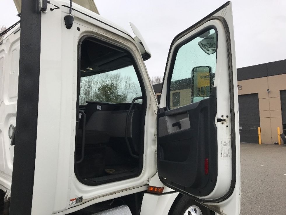 Day Cab Tractor-Heavy Duty Tractors-Freightliner-2020-T12664ST-Delta-BC-351,823\n\t\tkm-$ 72,250 - Image 12