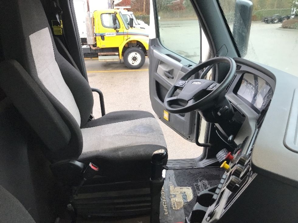 Day Cab Tractor-Heavy Duty Tractors-Freightliner-2020-T12664ST-Delta-BC-351,823\n\t\tkm-$ 72,250 - Image 14