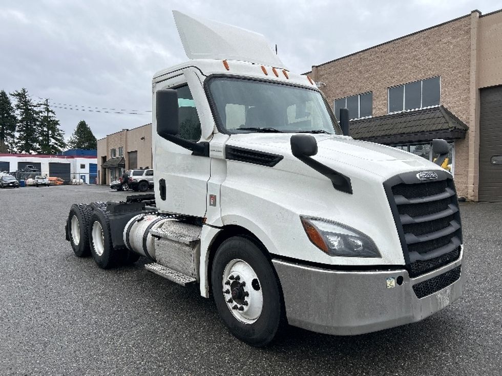 Day Cab Tractor-Heavy Duty Tractors-Freightliner-2020-T12664ST-Delta-BC-385,705\n\t\tkm-$ 70,250 - Image 1