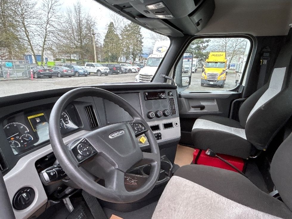 Day Cab Tractor-Heavy Duty Tractors-Freightliner-2020-T12664ST-Delta-BC-385,705\n\t\tkm-$ 70,250 - Image 10