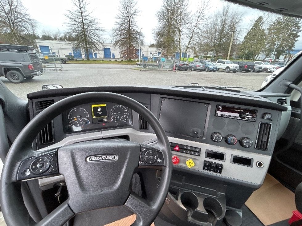 Day Cab Tractor-Heavy Duty Tractors-Freightliner-2020-T12664ST-Delta-BC-385,705\n\t\tkm-$ 70,250 - Image 11