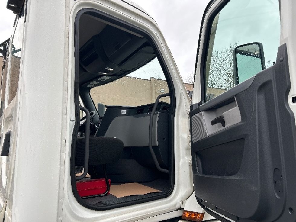 Day Cab Tractor-Heavy Duty Tractors-Freightliner-2020-T12664ST-Delta-BC-385,705\n\t\tkm-$ 70,250 - Image 12