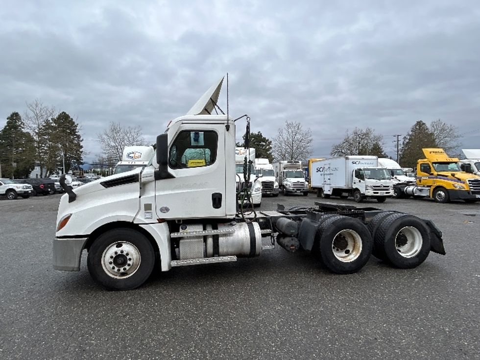 Day Cab Tractor-Heavy Duty Tractors-Freightliner-2020-T12664ST-Delta-BC-385,705\n\t\tkm-$ 70,250 - Image 4