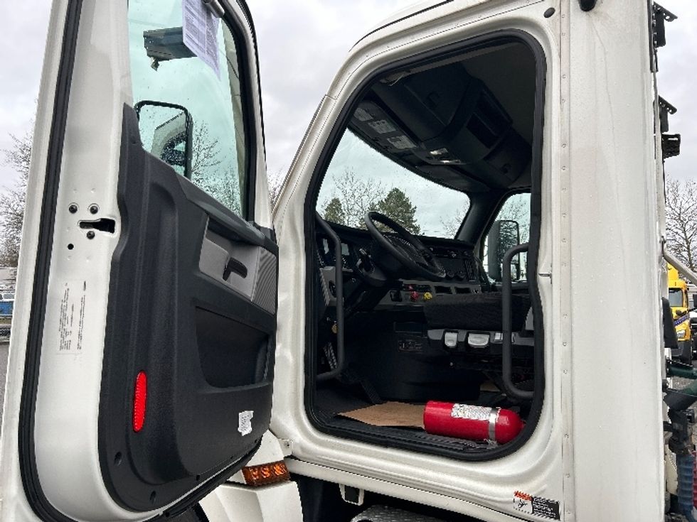 Day Cab Tractor-Heavy Duty Tractors-Freightliner-2020-T12664ST-Delta-BC-385,705\n\t\tkm-$ 70,250 - Image 9