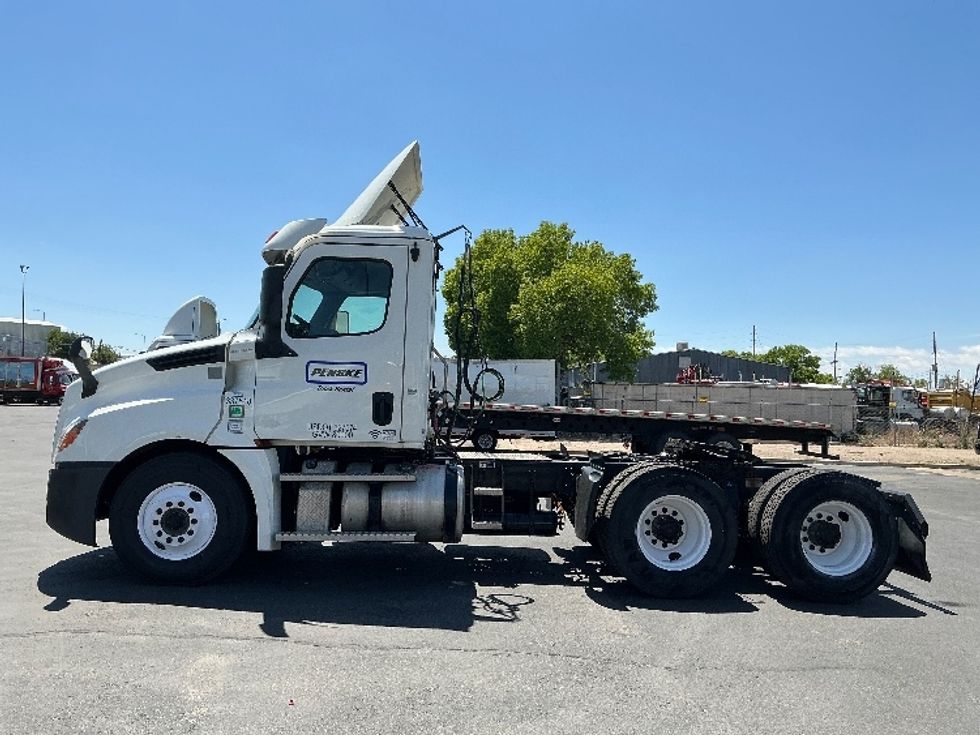 Day Cab Tractor-Heavy Duty Tractors-Freightliner-2020-T12664ST-Denver-CO-293,511\n\t\tmiles-$ 57,250 - Image 4