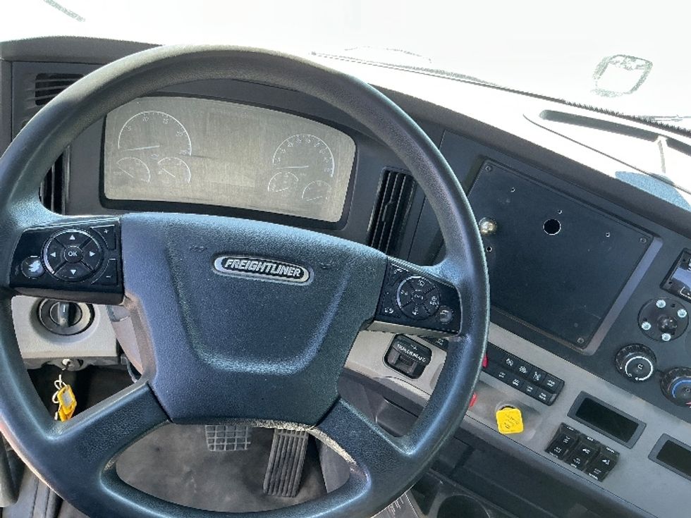 Day Cab Tractor-Heavy Duty Tractors-Freightliner-2020-T12664ST-Denver-CO-387,081\n\t\tmiles-$ 52,000 - Image 11