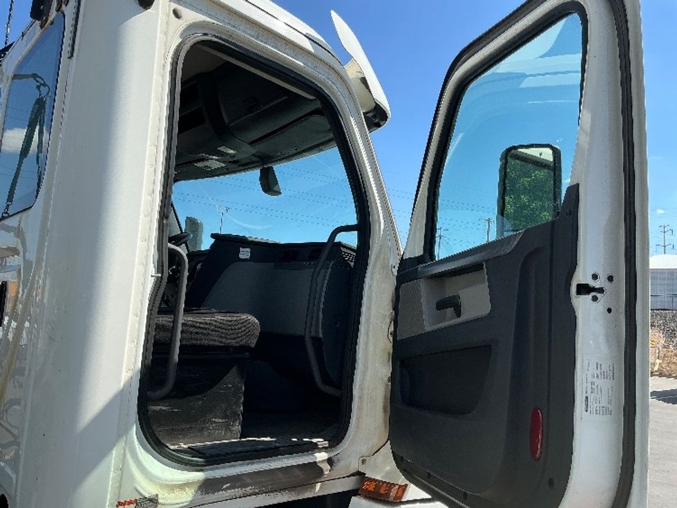 Day Cab Tractor-Heavy Duty Tractors-Freightliner-2020-T12664ST-Denver-CO-387,081\n\t\tmiles-$ 52,000 - Image 12