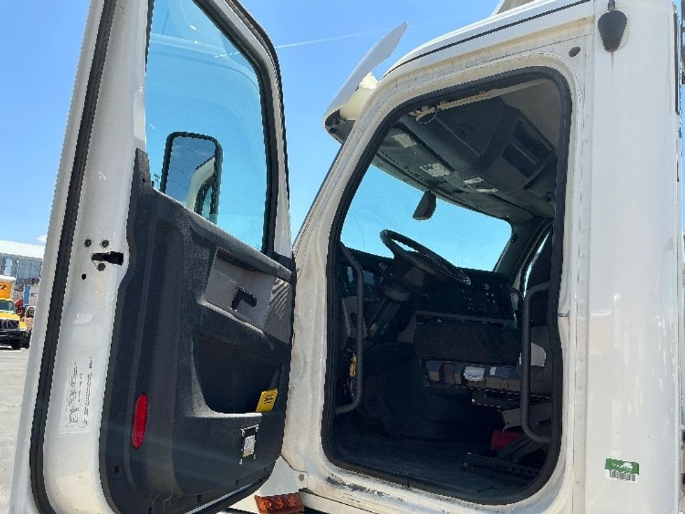 Day Cab Tractor-Heavy Duty Tractors-Freightliner-2020-T12664ST-Denver-CO-387,081\n\t\tmiles-$ 52,000 - Image 9