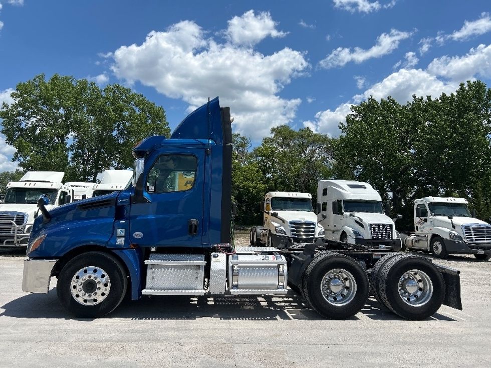Day Cab Tractor-Heavy Duty Tractors-Freightliner-2020-T12664ST-Des Moines-IA-199,358\n\t\tmiles-$ 68,750 - Image 4