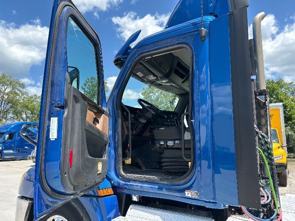 Day Cab Tractor-Heavy Duty Tractors-Freightliner-2020-T12664ST-Des Moines-IA-199,358\n\t\tmiles-$ 68,750 - Image 9