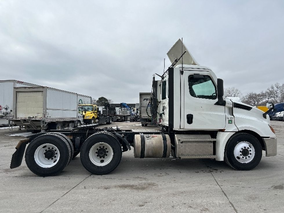 Day Cab Tractor-Heavy Duty Tractors-Freightliner-2020-T12664ST-Des Moines-IA-307,499\n\t\tmiles-$ 52,000 - Image 8