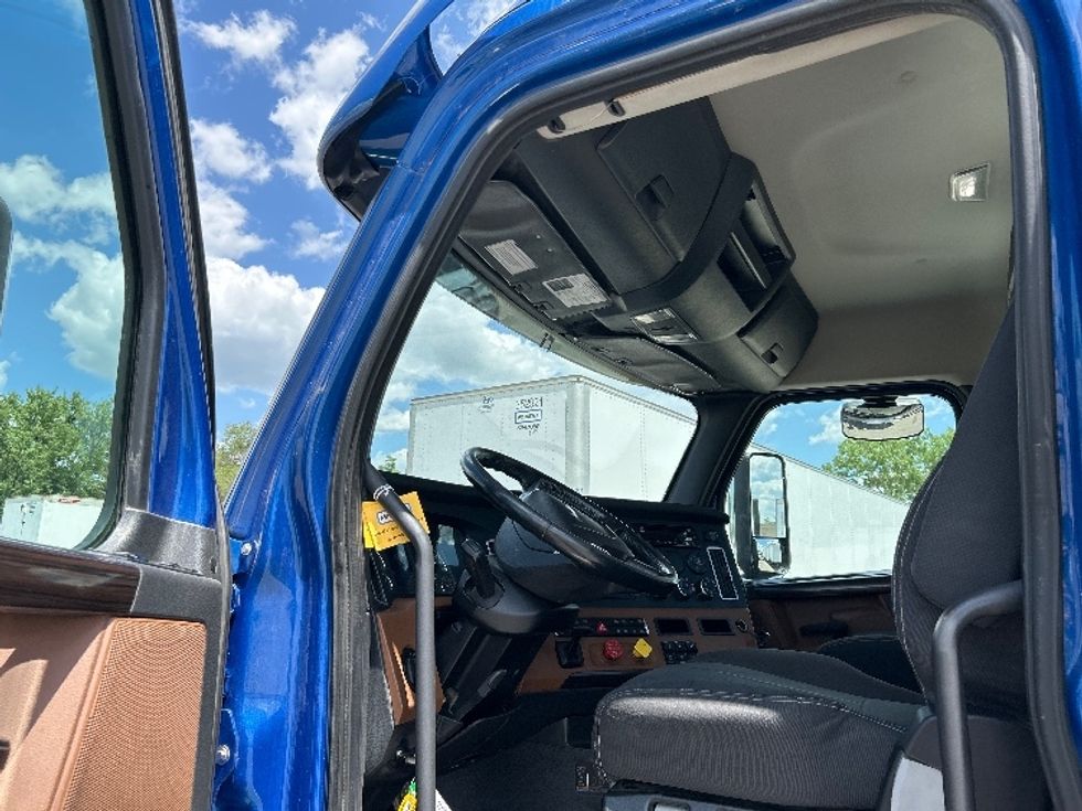 Day Cab Tractor-Heavy Duty Tractors-Freightliner-2020-T12664ST-Des Moines-IA-320,706\n\t\tmiles-$ 61,250 - Image 10