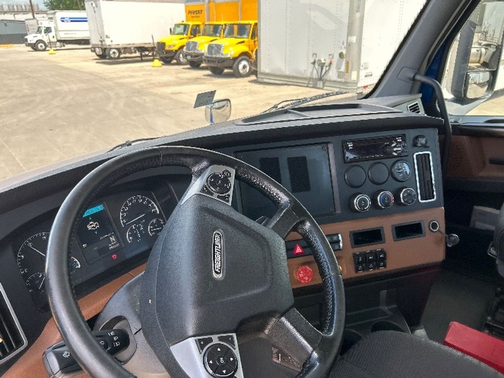 Day Cab Tractor-Heavy Duty Tractors-Freightliner-2020-T12664ST-Des Moines-IA-320,706\n\t\tmiles-$ 61,250 - Image 11