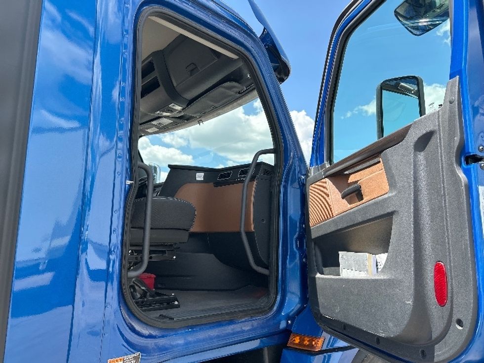 Day Cab Tractor-Heavy Duty Tractors-Freightliner-2020-T12664ST-Des Moines-IA-320,706\n\t\tmiles-$ 61,250 - Image 12