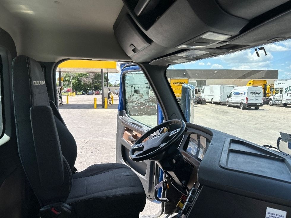 Day Cab Tractor-Heavy Duty Tractors-Freightliner-2020-T12664ST-Des Moines-IA-320,706\n\t\tmiles-$ 61,250 - Image 14