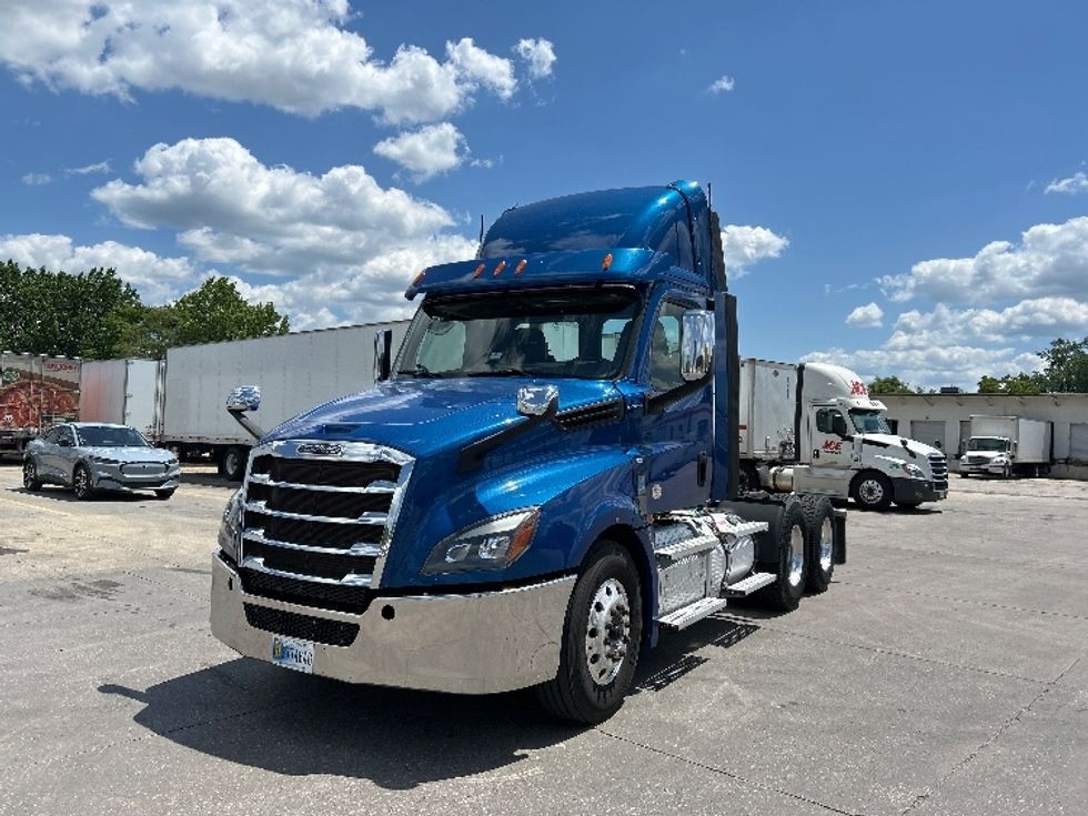 2020 Freightliner Cascadia 126" Day cab photo 3