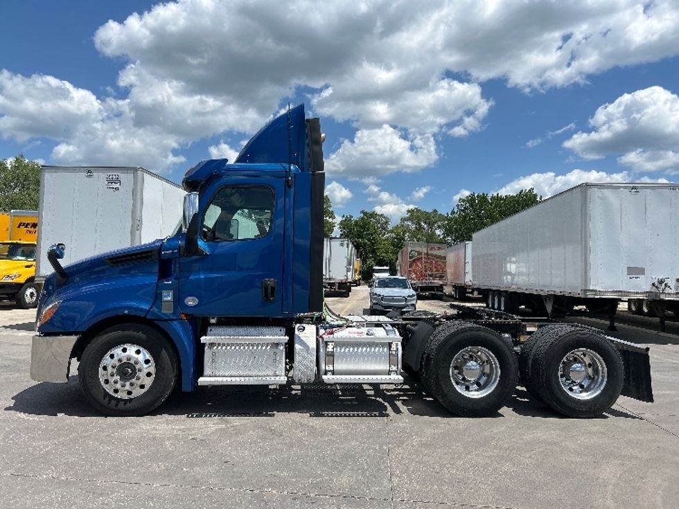 2020 Freightliner Cascadia 126" Day cab photo 4