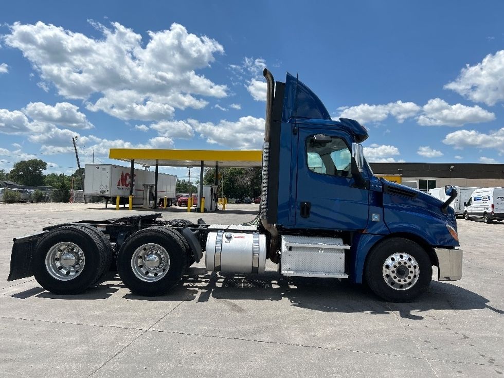 Day Cab Tractor-Heavy Duty Tractors-Freightliner-2020-T12664ST-Des Moines-IA-320,706\n\t\tmiles-$ 61,250 - Image 8