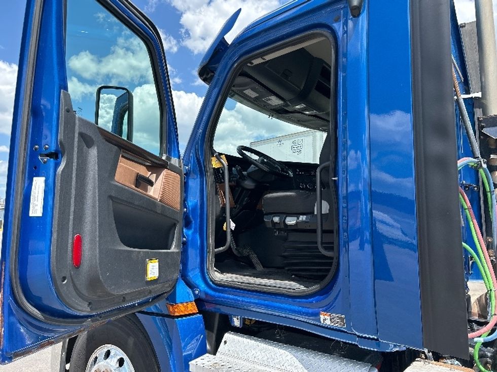 Day Cab Tractor-Heavy Duty Tractors-Freightliner-2020-T12664ST-Des Moines-IA-320,706\n\t\tmiles-$ 61,250 - Image 9