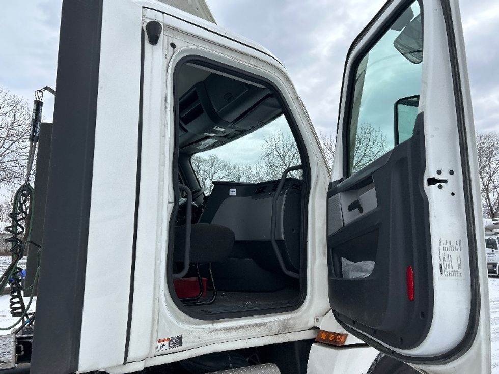 Day Cab Tractor-Heavy Duty Tractors-Freightliner-2020-T12664ST-Des Moines-IA-358,264\n\t\tmiles-$ 49,000 - Image 12