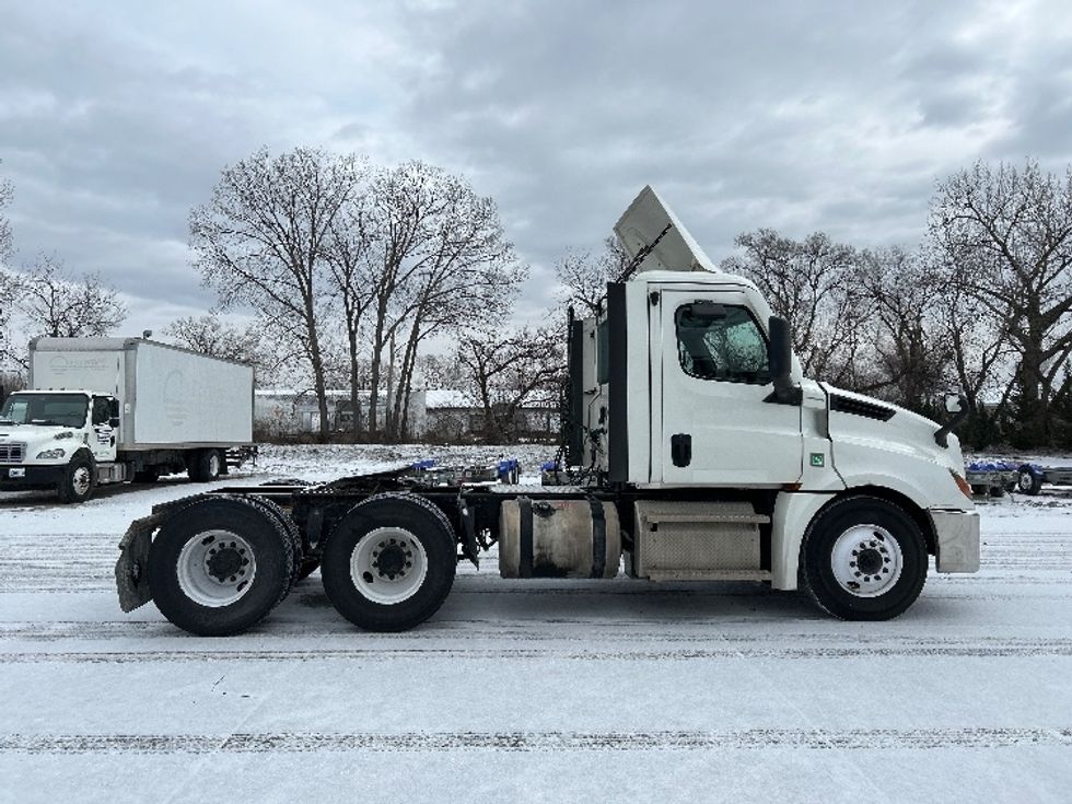 Day Cab Tractor-Heavy Duty Tractors-Freightliner-2020-T12664ST-Des Moines-IA-358,264\n\t\tmiles-$ 49,000 - Image 8