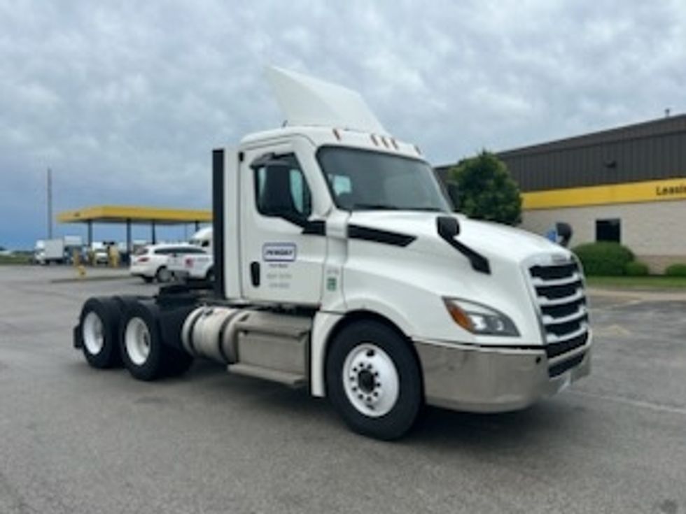 Day Cab Tractor-Heavy Duty Tractors-Freightliner-2020-T12664ST-Des Moines-IA-358,483\n\t\tmiles-$ 42,750 - Image 1