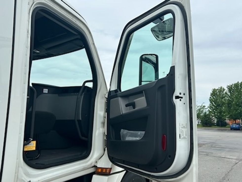 Day Cab Tractor-Heavy Duty Tractors-Freightliner-2020-T12664ST-Des Moines-IA-358,483\n\t\tmiles-$ 42,750 - Image 10