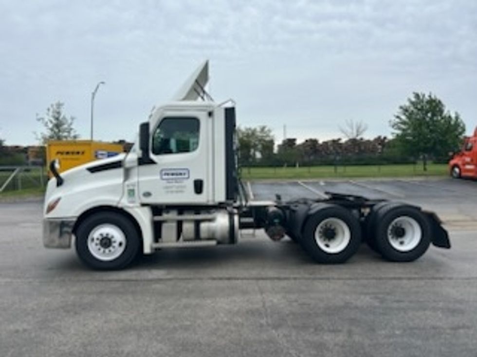 Day Cab Tractor-Heavy Duty Tractors-Freightliner-2020-T12664ST-Des Moines-IA-358,483\n\t\tmiles-$ 42,750 - Image 3