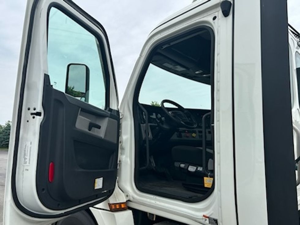 Day Cab Tractor-Heavy Duty Tractors-Freightliner-2020-T12664ST-Des Moines-IA-358,483\n\t\tmiles-$ 42,750 - Image 8