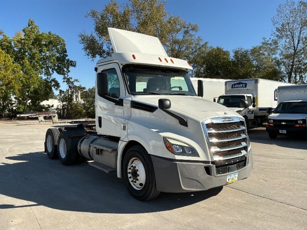 Day Cab Tractor-Heavy Duty Tractors-Freightliner-2020-T12664ST-Des Moines-IA-383,454\n\t\tmiles-$ 54,000 - Image 1