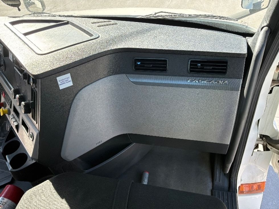 Day Cab Tractor-Heavy Duty Tractors-Freightliner-2020-T12664ST-Des Moines-IA-383,454\n\t\tmiles-$ 54,000 - Image 13