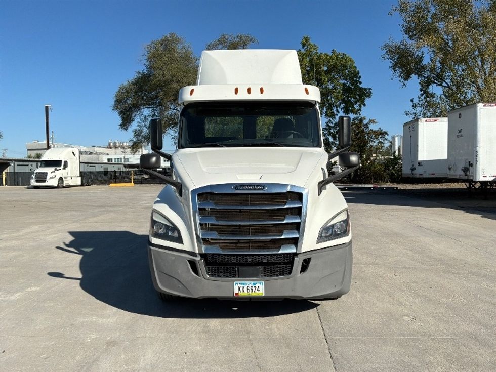 Day Cab Tractor-Heavy Duty Tractors-Freightliner-2020-T12664ST-Des Moines-IA-383,454\n\t\tmiles-$ 54,000 - Image 2