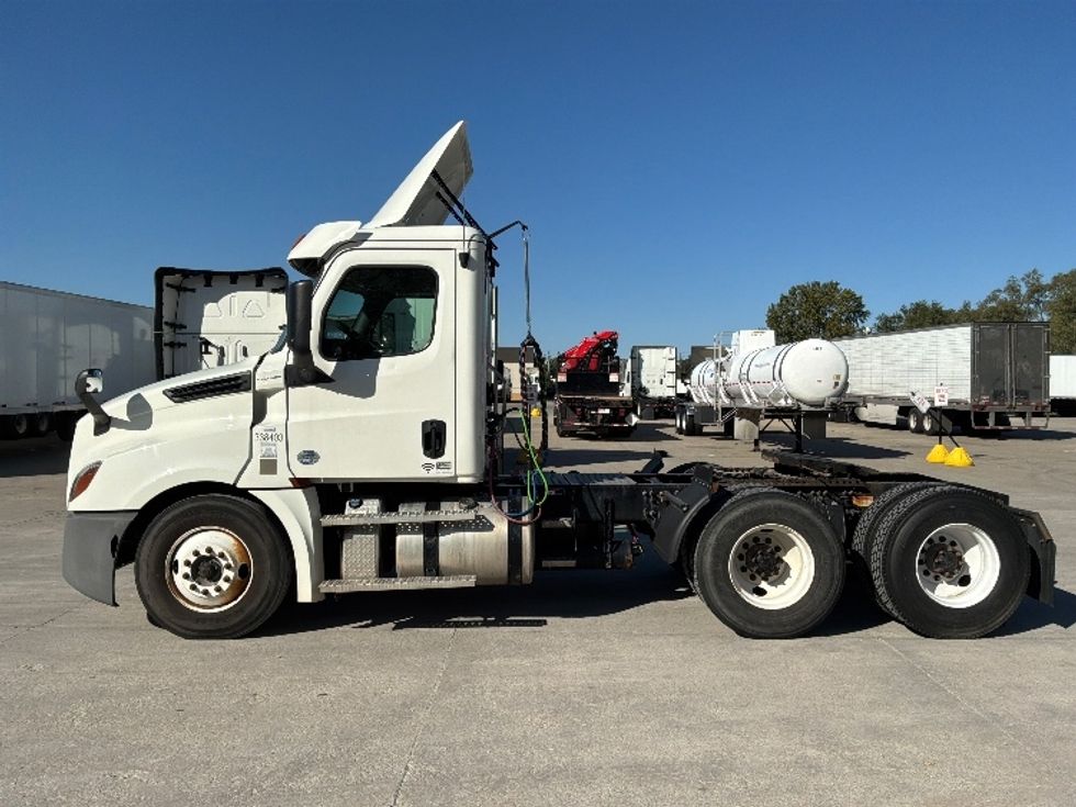 Day Cab Tractor-Heavy Duty Tractors-Freightliner-2020-T12664ST-Des Moines-IA-383,454\n\t\tmiles-$ 54,000 - Image 4
