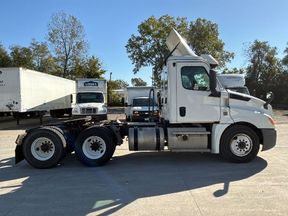 Day Cab Tractor-Heavy Duty Tractors-Freightliner-2020-T12664ST-Des Moines-IA-383,454\n\t\tmiles-$ 54,000 - Image 8