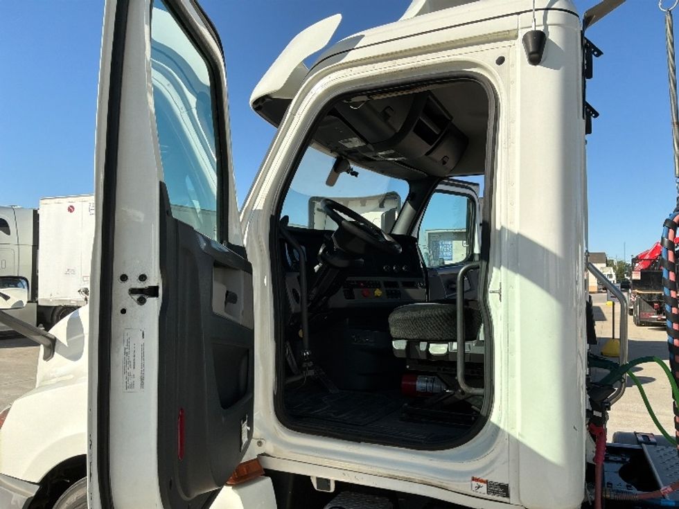 Day Cab Tractor-Heavy Duty Tractors-Freightliner-2020-T12664ST-Des Moines-IA-383,454\n\t\tmiles-$ 54,000 - Image 9