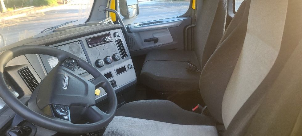 Day Cab Tractor-Heavy Duty Tractors-Freightliner-2020-T12664ST-Dothan-AL-539,327\n\t\tmiles-$ 36,000 - Image 10