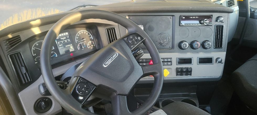 Day Cab Tractor-Heavy Duty Tractors-Freightliner-2020-T12664ST-Dothan-AL-539,327\n\t\tmiles-$ 36,000 - Image 11