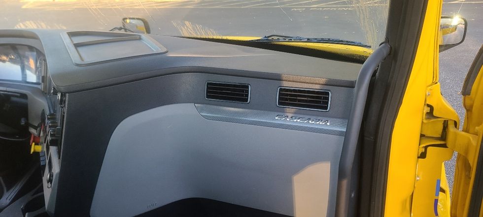 Day Cab Tractor-Heavy Duty Tractors-Freightliner-2020-T12664ST-Dothan-AL-539,327\n\t\tmiles-$ 36,000 - Image 13