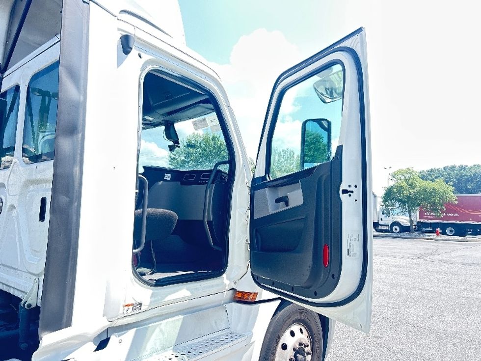 Day Cab Tractor-Heavy Duty Tractors-Freightliner-2020-T12664ST-Duluth-GA-208,035\n\t\tmiles-$ 64,250 - Image 12