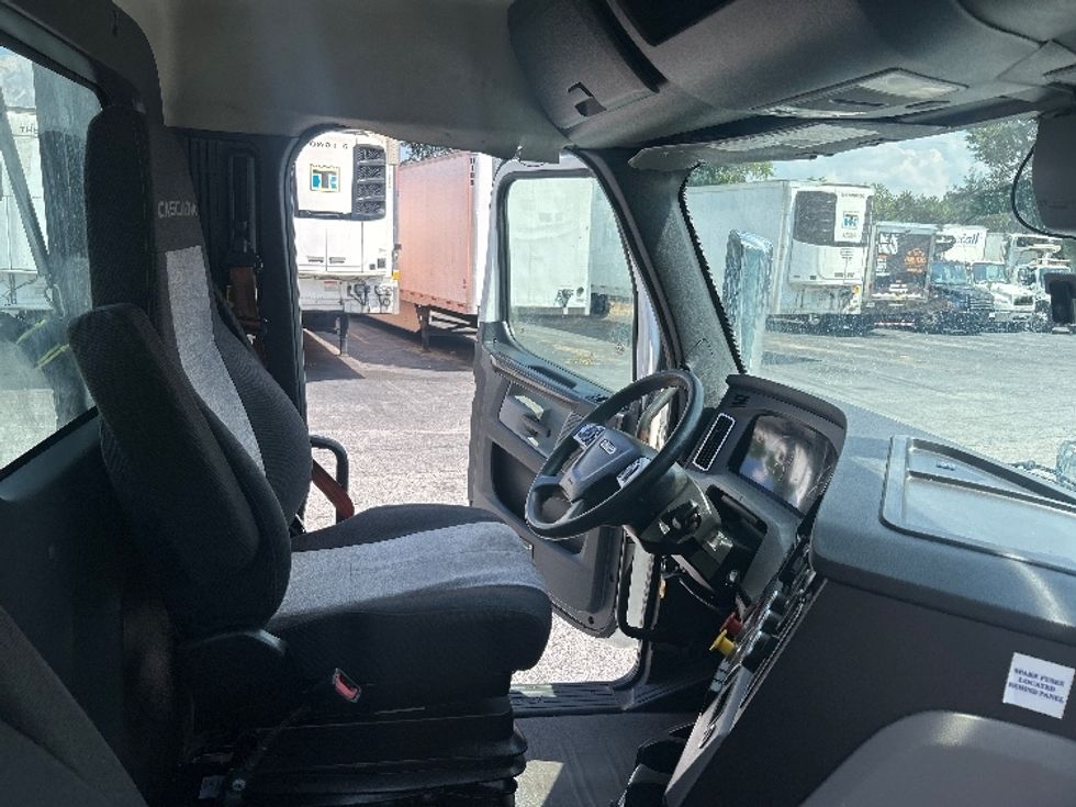 Day Cab Tractor-Heavy Duty Tractors-Freightliner-2020-T12664ST-Duluth-GA-208,035\n\t\tmiles-$ 64,250 - Image 14