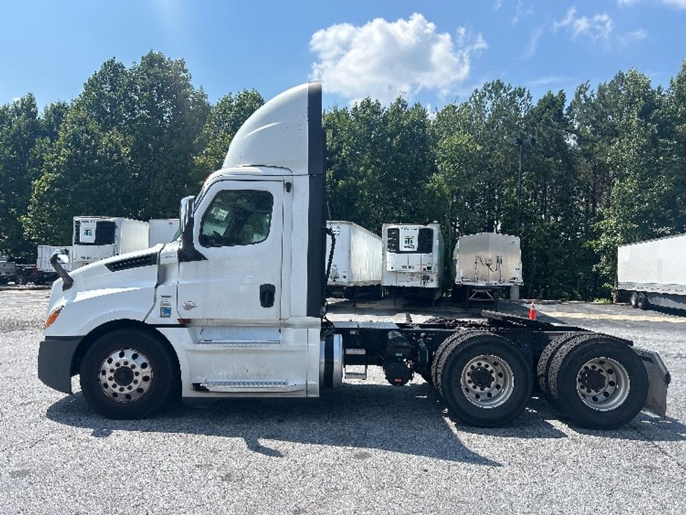 Day Cab Tractor-Heavy Duty Tractors-Freightliner-2020-T12664ST-Duluth-GA-208,035\n\t\tmiles-$ 64,250 - Image 4